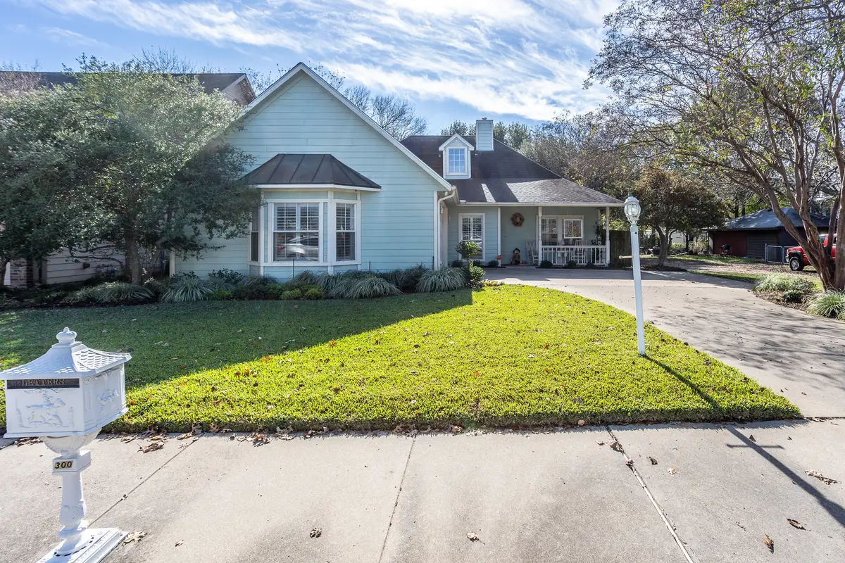 300 E Redbud Lane, Lancaster, TX 75146 - Image #1