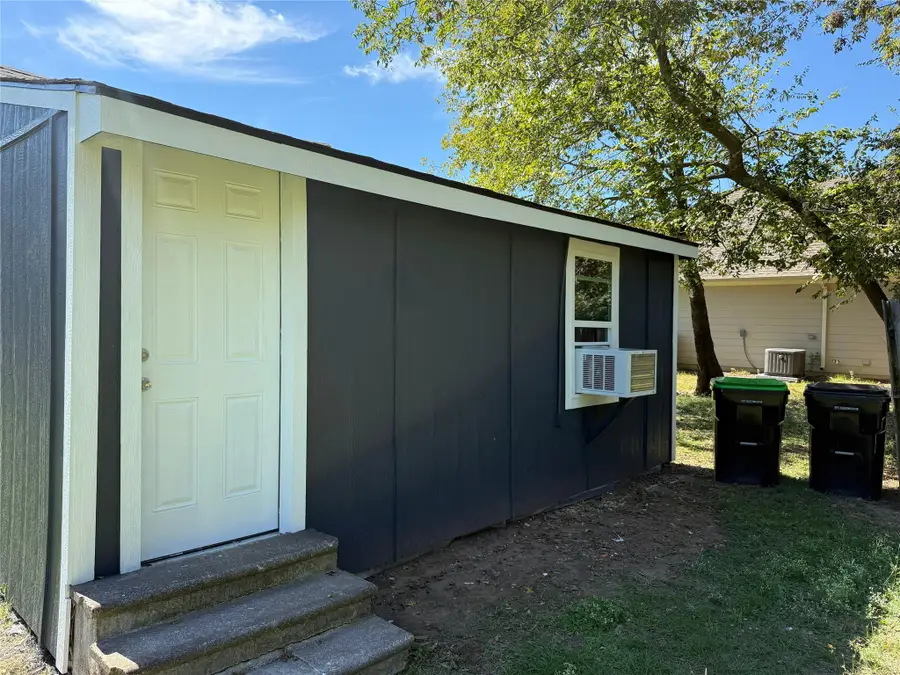 638 E Walcott Street, Pilot Point, TX 76258 - Image #2