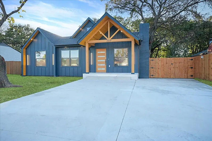 209 Charles Drive, Irving, TX 75060 - Image #3