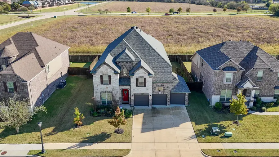 2711 Fleur De Lis Lane, Grand Prairie, TX 75054 - Image #2