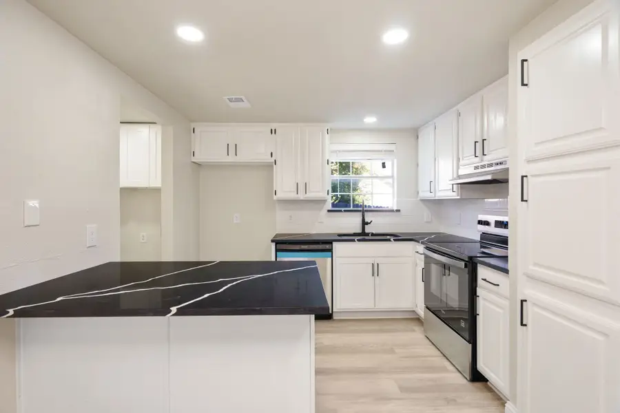 6702 Flamewood Drive, Arlington, TX 76001 - Image #2