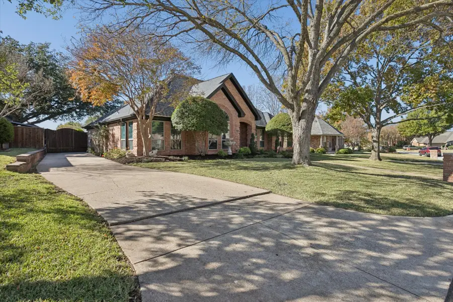 325 Cottonwood Lane, Hurst, TX 76054 - Image #2