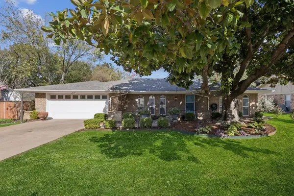 816 Donna Drive, Hurst, TX 76053