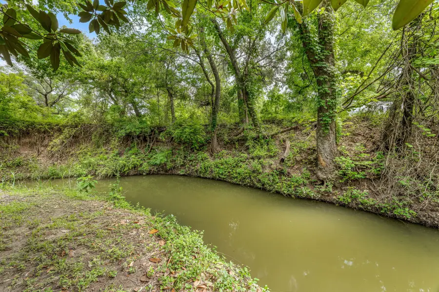 2917 Waterwood Court, Granbury, TX 76048 - Image #2