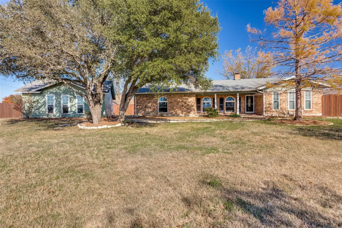 1024 W Apache Trail, Granbury, TX 76048 - Image #1