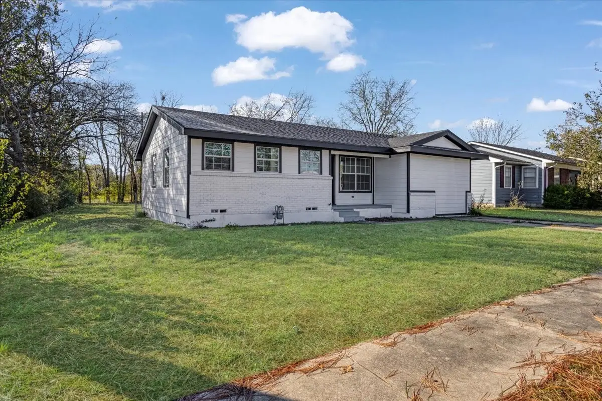 110 E Cunningham Street, Bonham, TX 75418 - Image #1