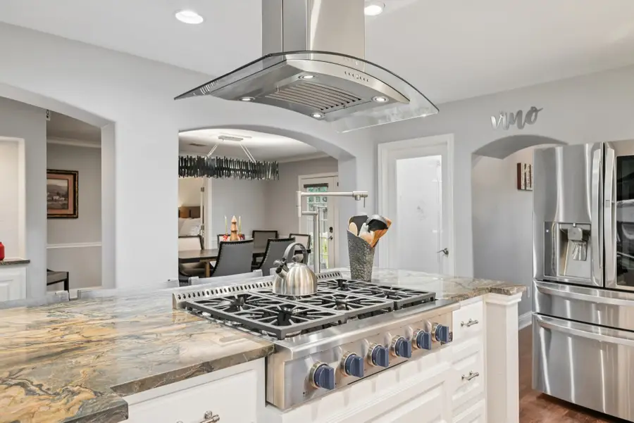 225 N Lucas Drive, Grapevine, TX 76051 - Image #2