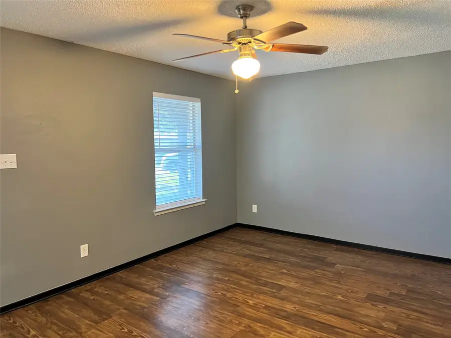 816 Vernon Court, Sanger, TX 76266 - Image #2