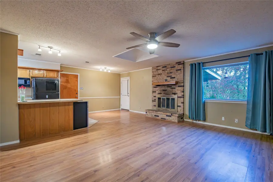 905 Martha Lane, Azle, TX 76020 - Image #3