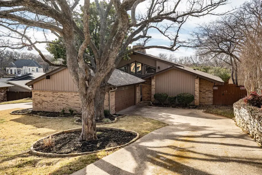 2102 Stonehill Court, Arlington, TX 76012 - Image #2
