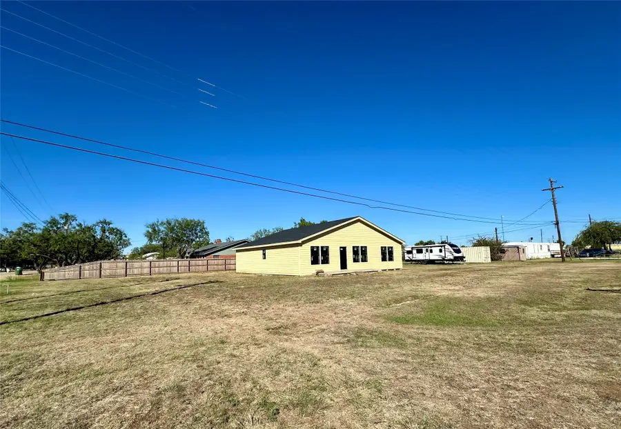 114 Drummond, Tye, TX 79563 - Image #2