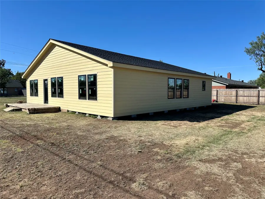 114 Drummond, Tye, TX 79563 - Image #3