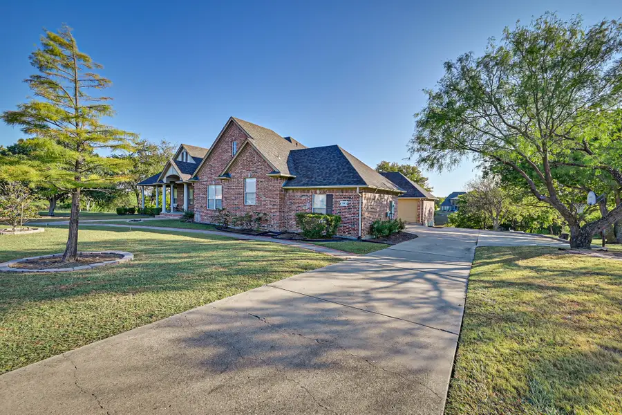 811 Mallard Pointe Drive, Grand Prairie, TX 75104 - Image #2