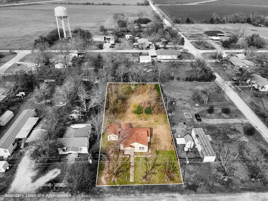 711 E Cowan Avenue, Mart, TX 76664 - Image #2