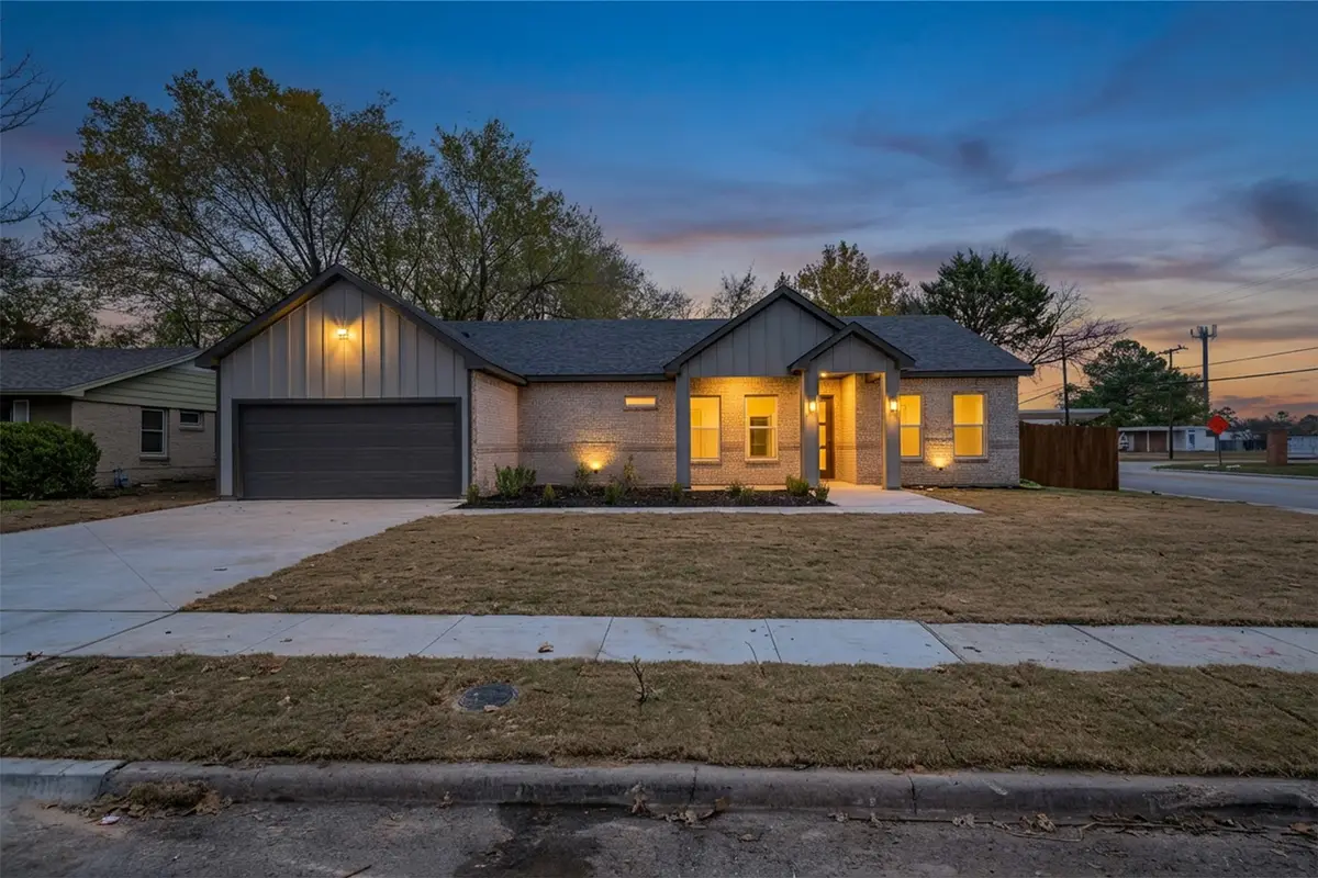 302 W Coral Way, Grand Prairie, TX 75051 - Image #1