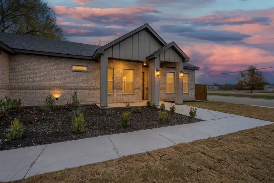 302 W Coral Way, Grand Prairie, TX 75051 - Image #2