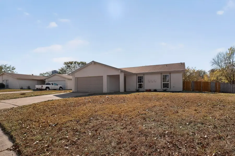 733 Woodcrest Drive, Grand Prairie, TX 75052 - Image #3