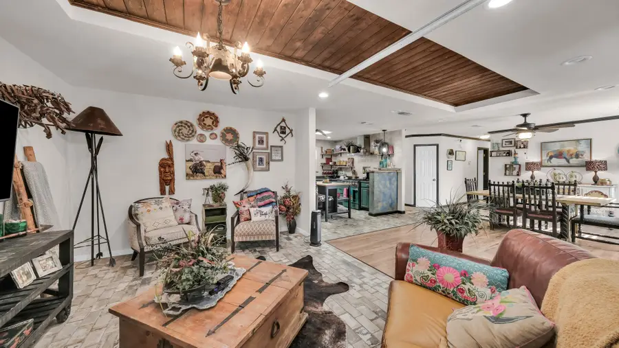 506 E Barton Street, Granbury, TX 76048 - Image #2