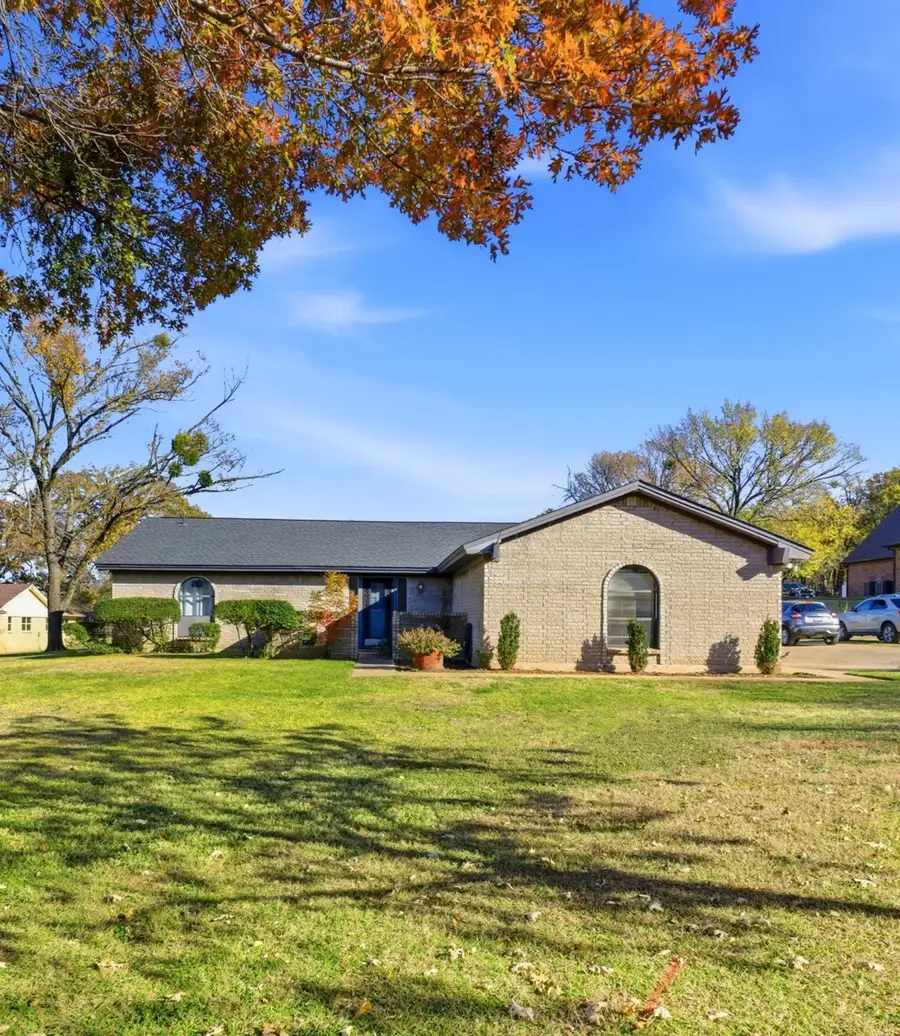 2065 Trailwood Drive W, Burleson, TX 76028 - Image #2