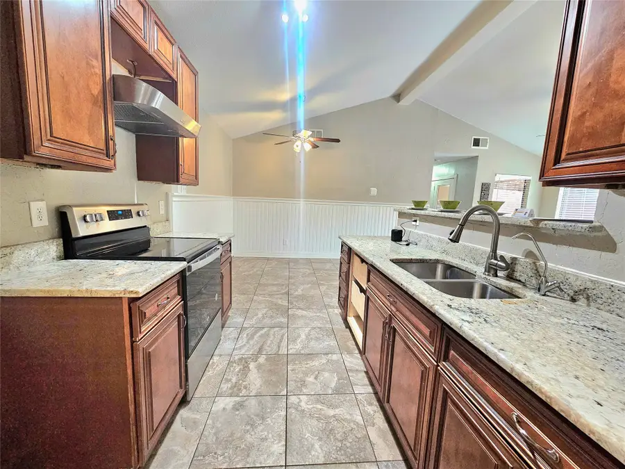318 Teakwood Lane, Lewisville, TX 75067 - Image #3