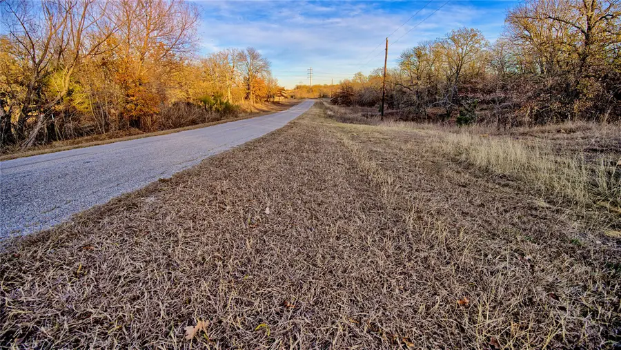 1943 Lakeridge, Sunset, TX 76270 - Image #2
