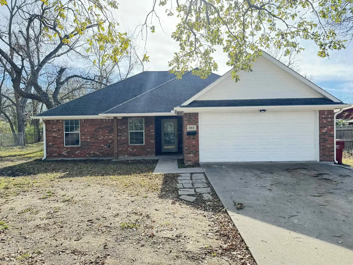 806 E 10th Street, Bonham, TX 75418 - Image #1