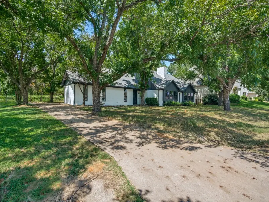 9523 Bellechase Road, Granbury, TX 76049 - Image #2