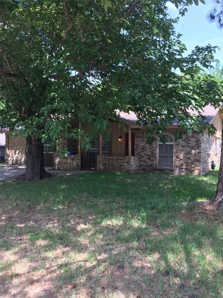 413 Glenhaven Drive, Azle, TX 76020 - Image #2