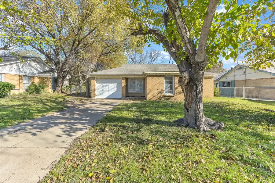 908 Yale Street, River Oaks, TX 76114 - Image #2