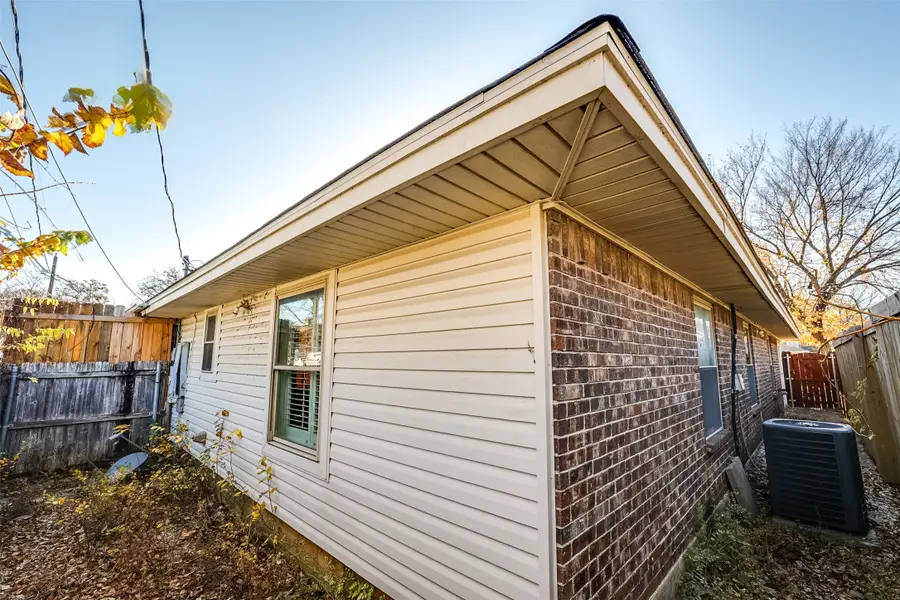 6517 Oak Forest Court, Fort Worth, TX 76112 - Image #3