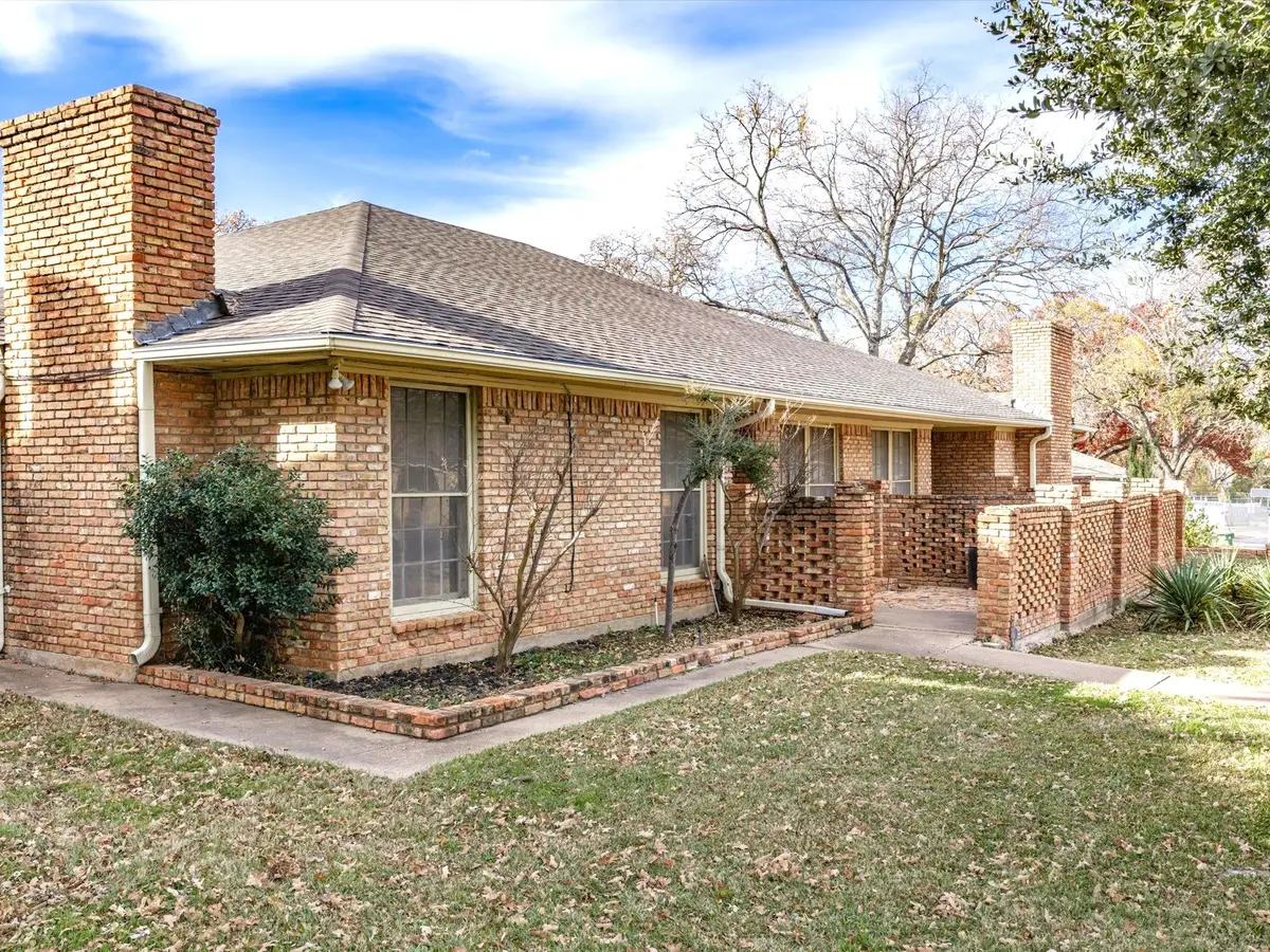 3514 Shady Valley Drive, Pantego, TX 76013 - Image #1