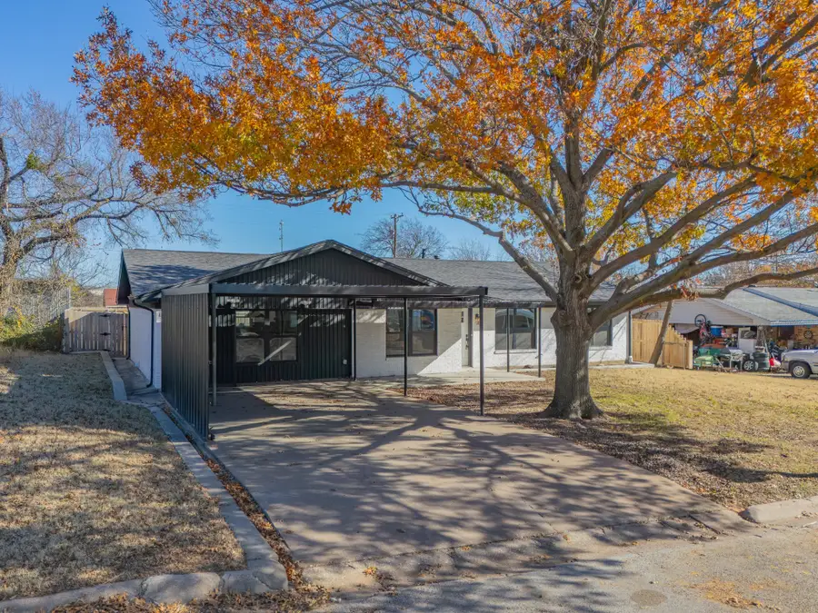 709 E Clay Street, Bowie, TX 76230 - Image #2