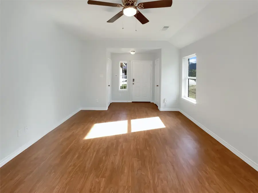 1702 Blue Jay Drive, Ennis, TX 75119 - Image #3