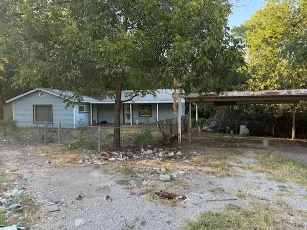 2820 Oak Wood Street, Granbury, TX 76048