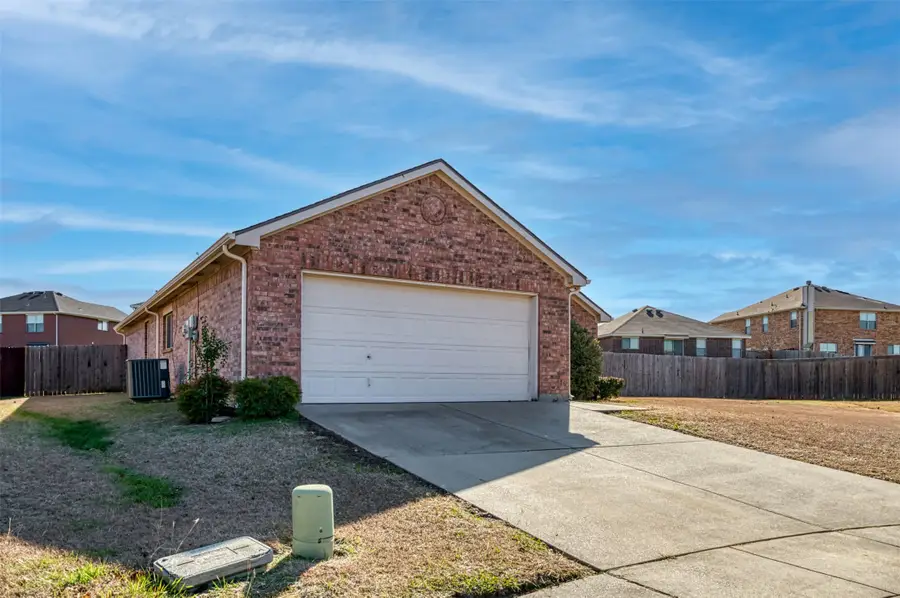 8116 Zephyr Court, Arlington, TX 76002 - Image #3