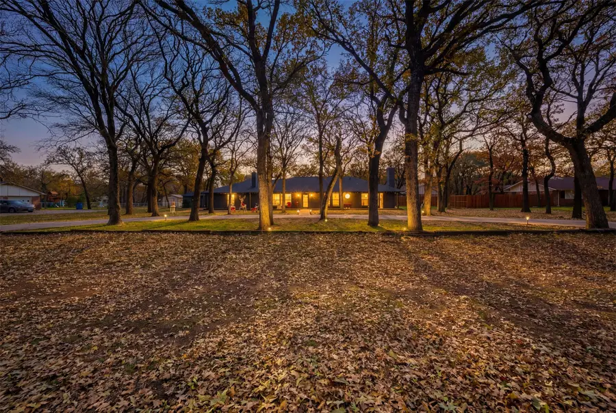 1908 Thousand Oaks Drive, Burleson, TX 76028 - Image #3