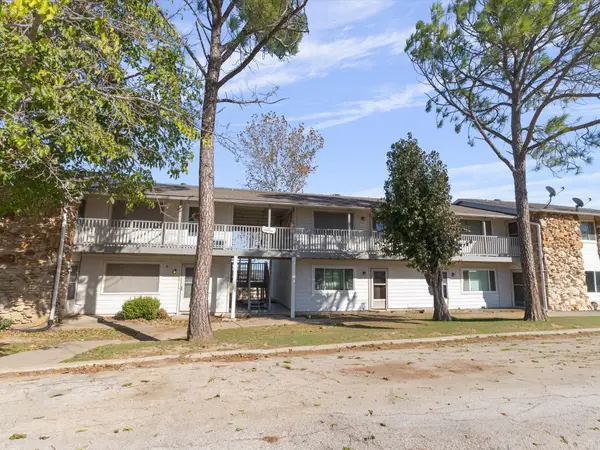 102 Harbor Drive #204, Runaway Bay, TX 76426