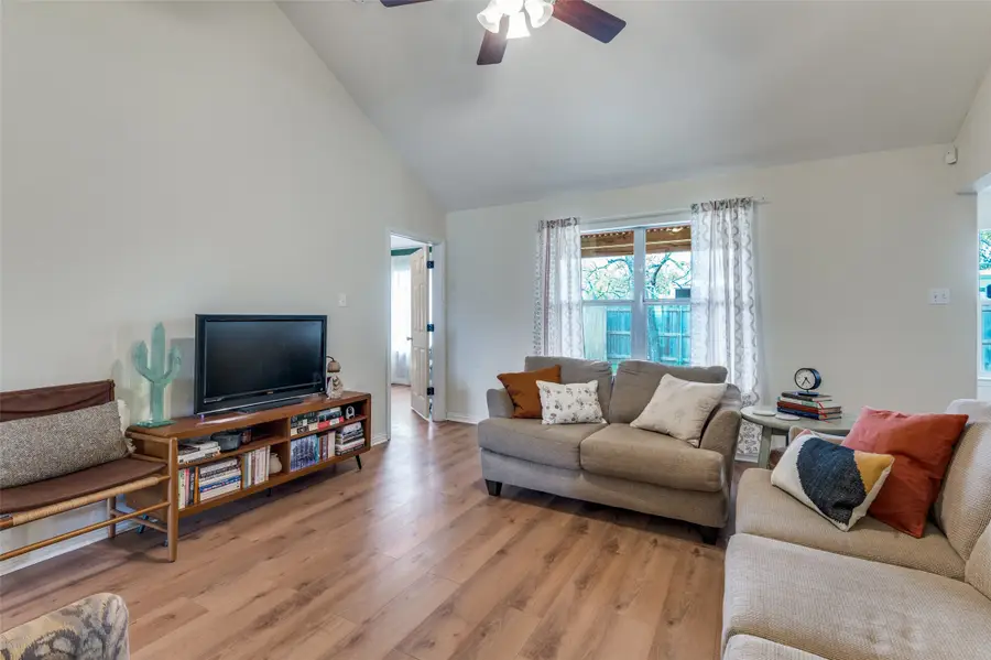 105 Camden Court, Irving, TX 75061 - Image #3