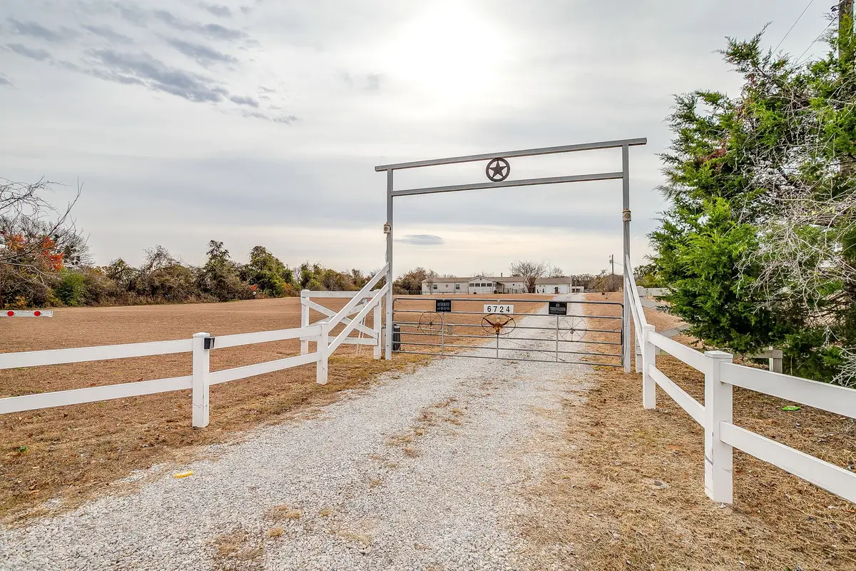 6724 Midway Road, Springtown, TX 76082 - Image #1