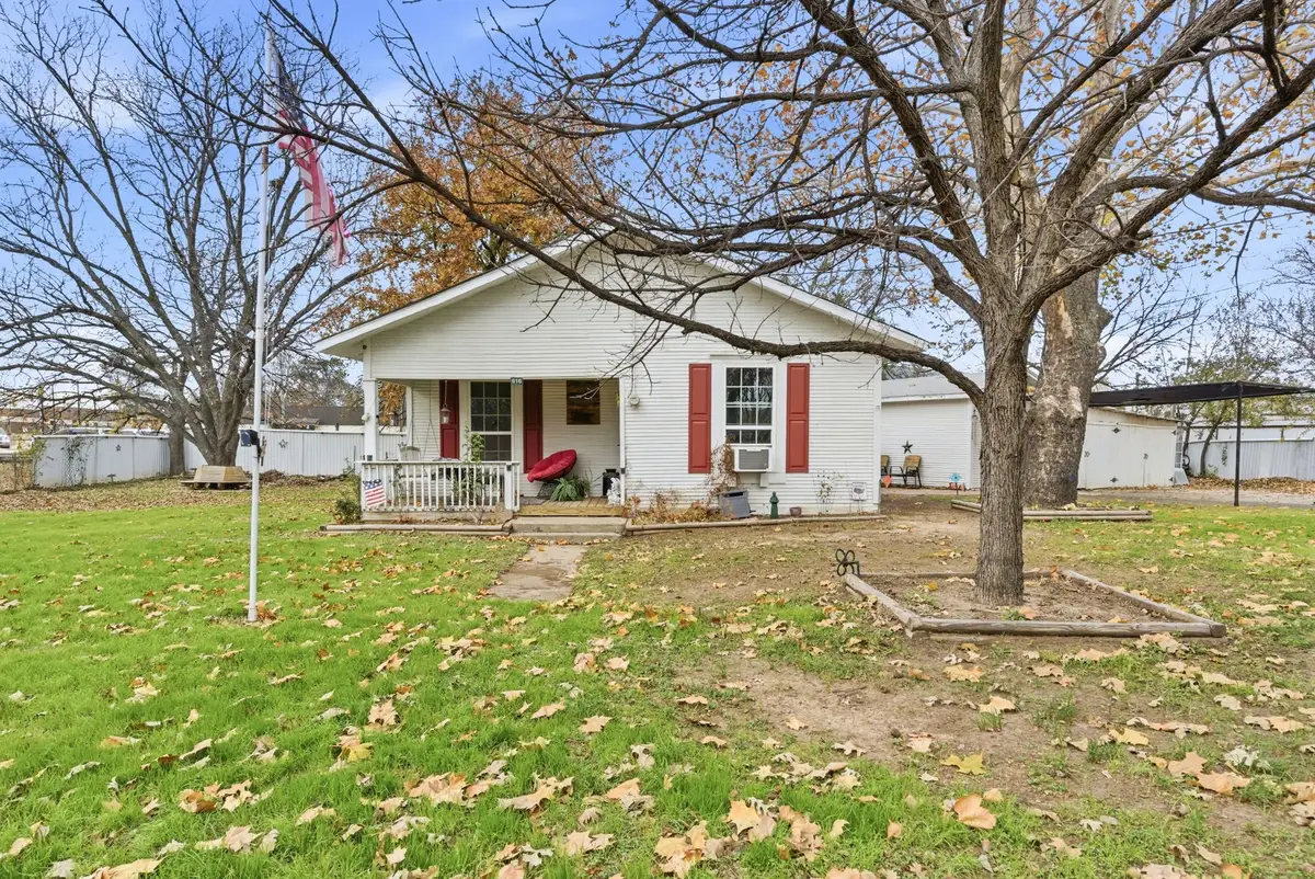 902 N Travis Street, De Leon, TX 76444 - Image #1