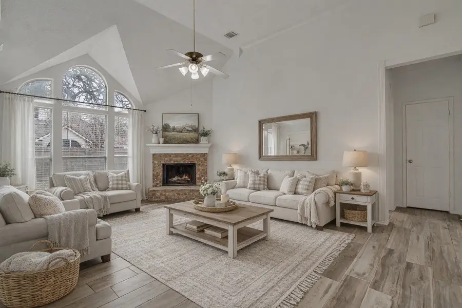 2525 Greenhaven Drive, Burleson, TX 76028 - Image #2