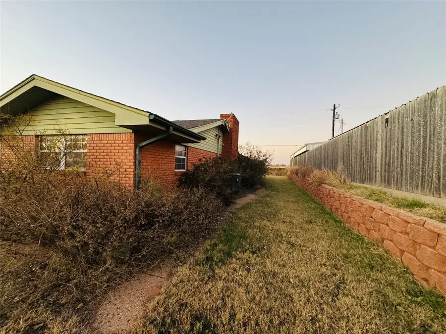 1111 E Sammy Baugh Avenue, Rotan, TX 79546 - Image #2