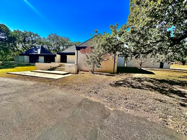 424 S Comanche Drive, De Leon, TX 76444 - Image #1