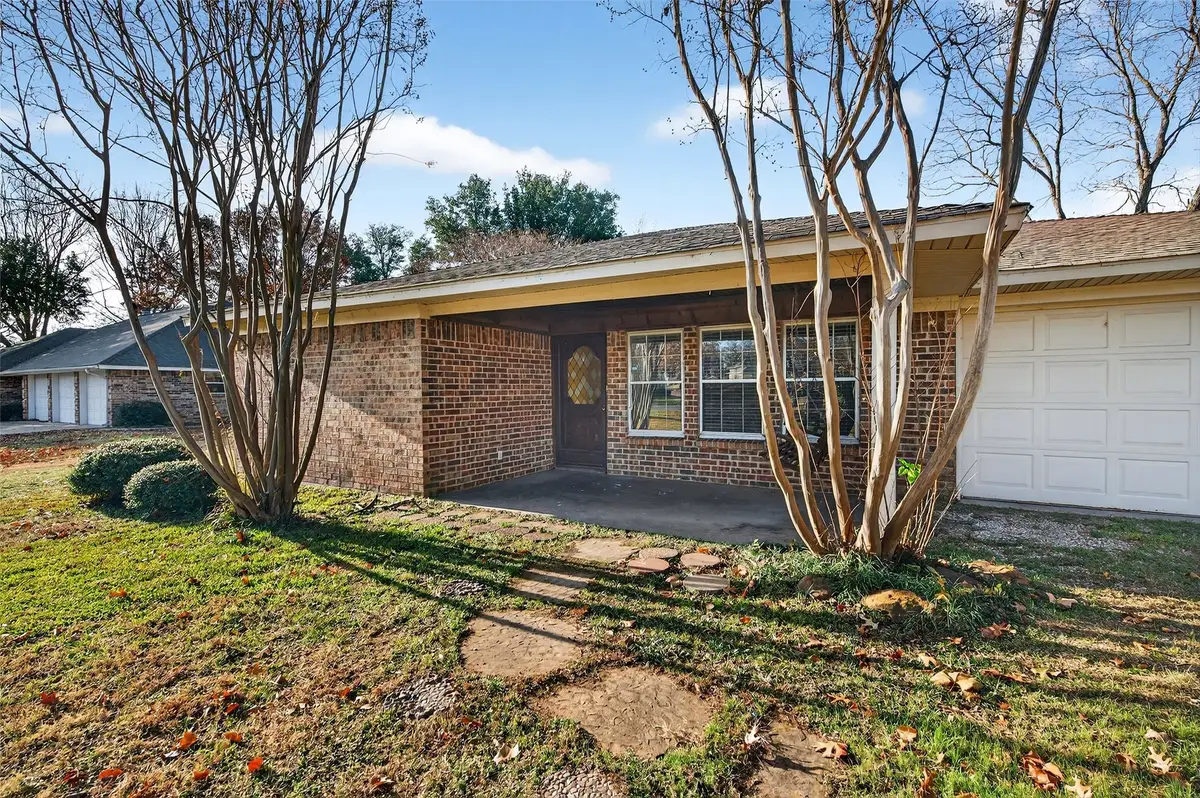 234 Navajo Trail W, Lake Kiowa, TX 76240 - Image #1