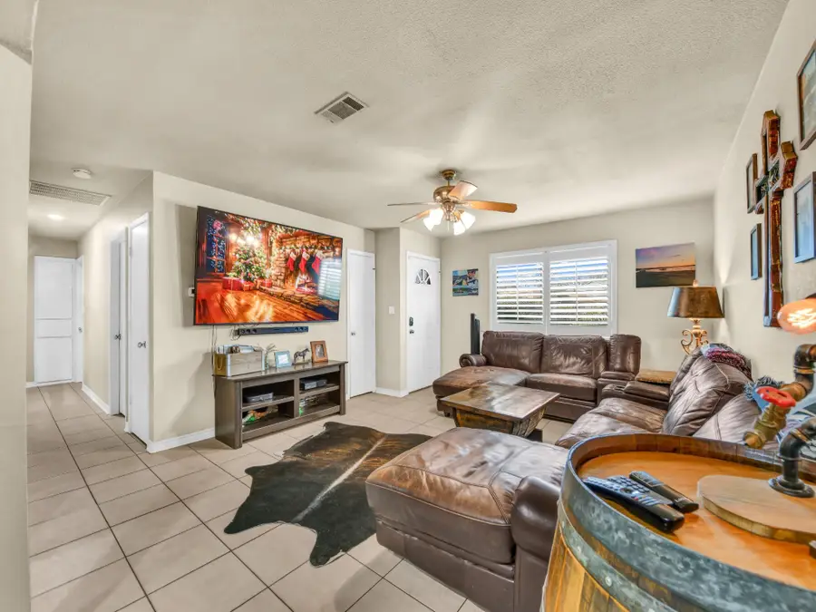 325 Huggins Drive, Springtown, TX 76082 - Image #3