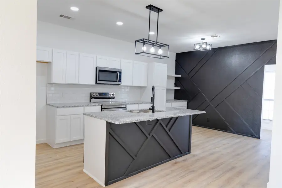 303 Country Club Road, Hillsboro, TX 76645 - Image #2