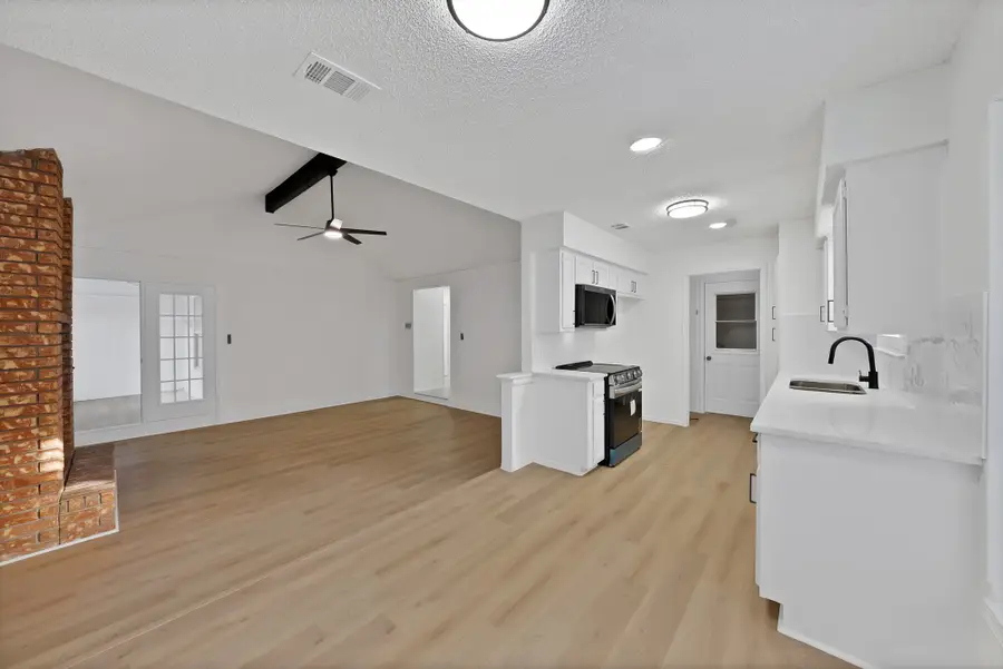 825 Meadowdale Road, Arlington, TX 76017 - Image #2