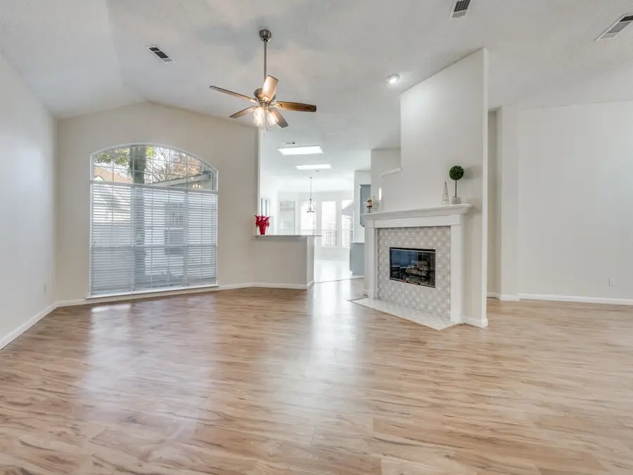 214 Jennifer Lane, Arlington, TX 76002 - Image #2