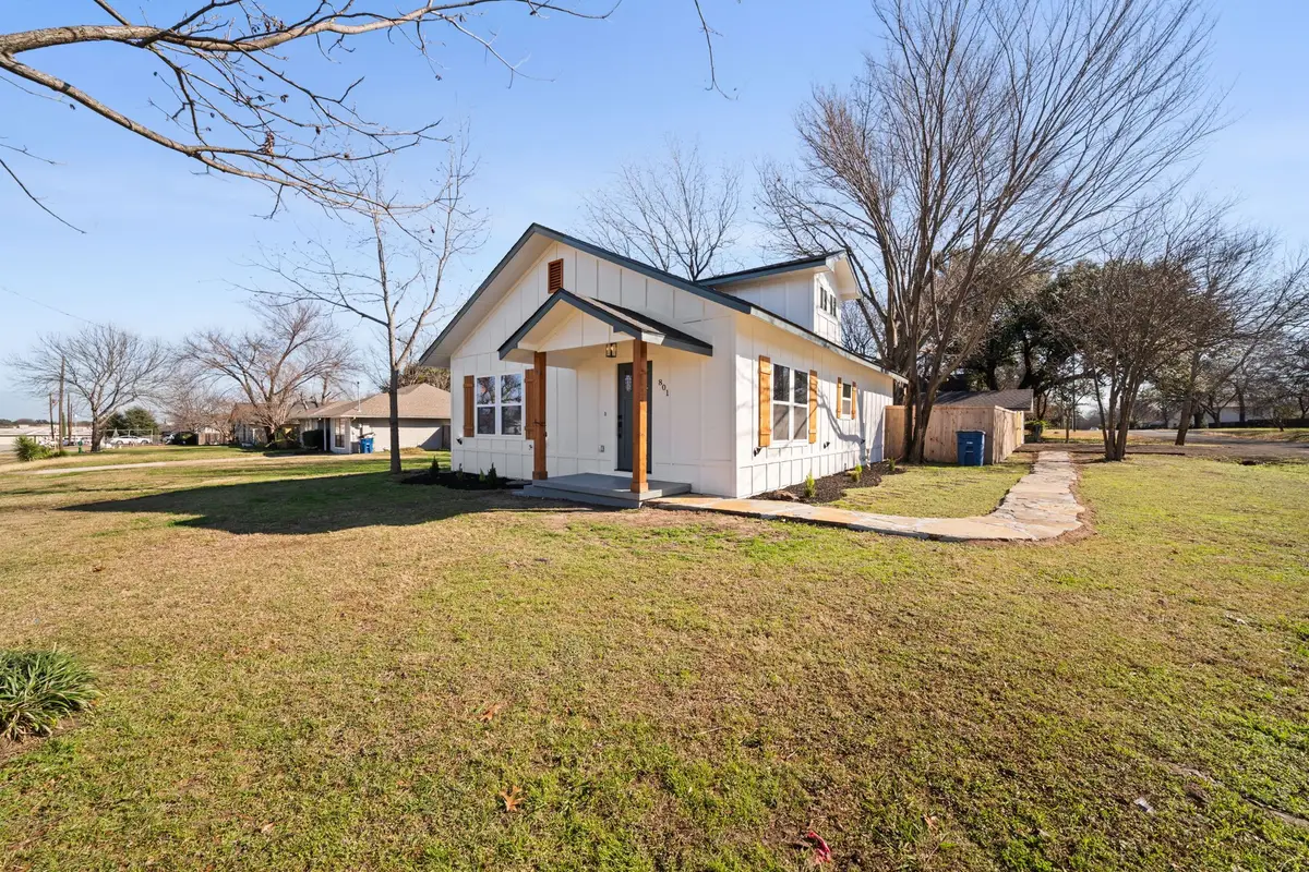 801 E Brown Street, Ennis, TX 75119 - Image #1