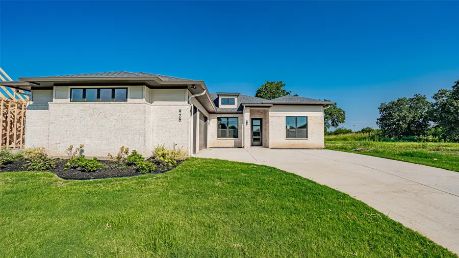 925 Bandon Dunes Drive, Fort Worth, TX 76028 - Image #2